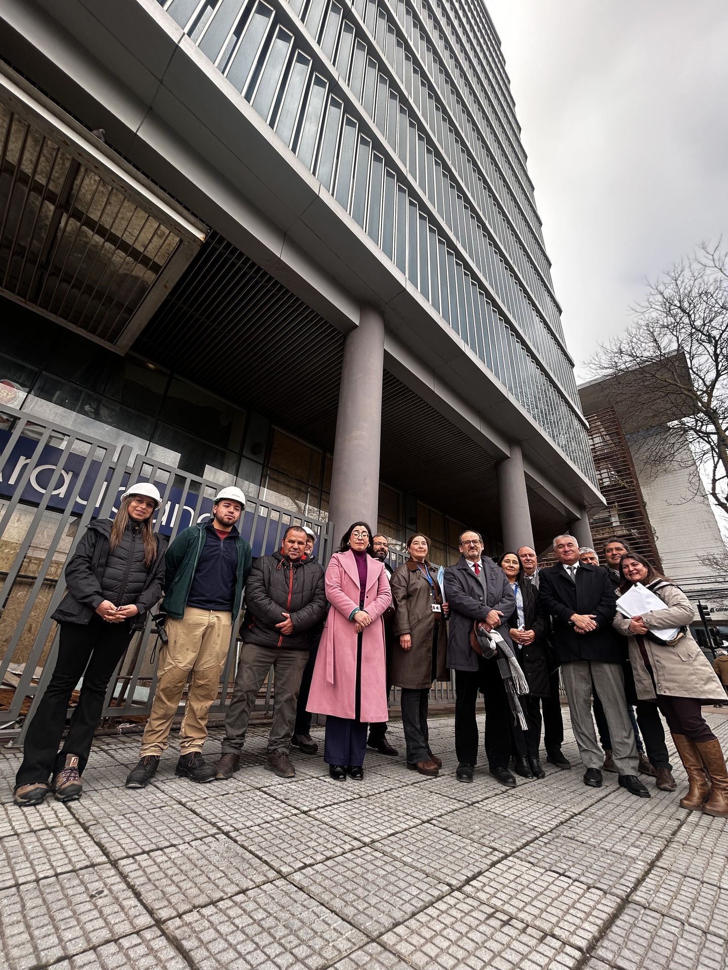 Equipo de la CAJ Biobío frente al edificio La Araucana, en calle Lincoyán, Concepción