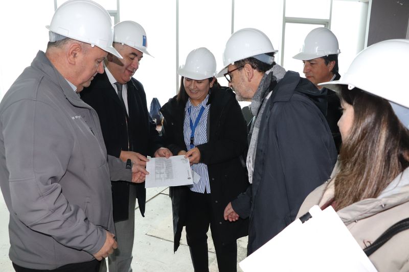 Equipo revisando documentos durante la visita a las obras