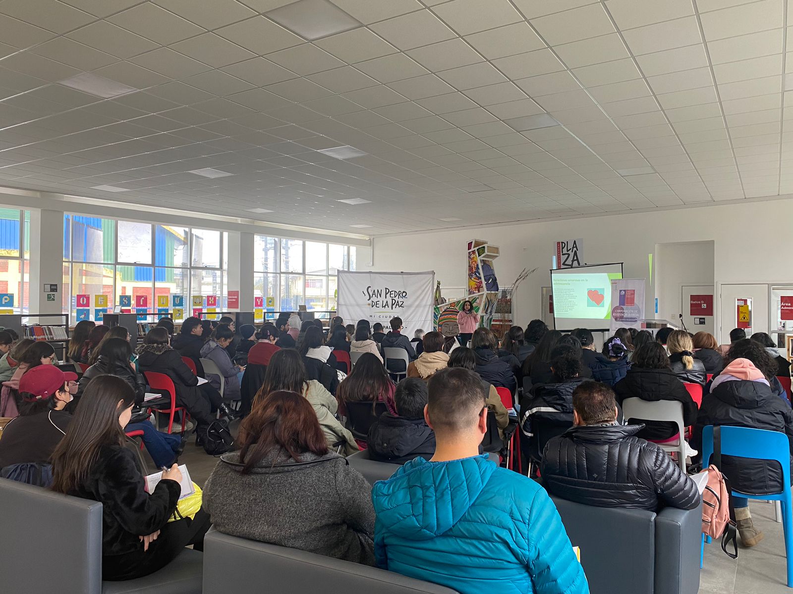 Jóvenes participan en seminario organizado por Consultorio Jurídico de San Pedro de la Paz