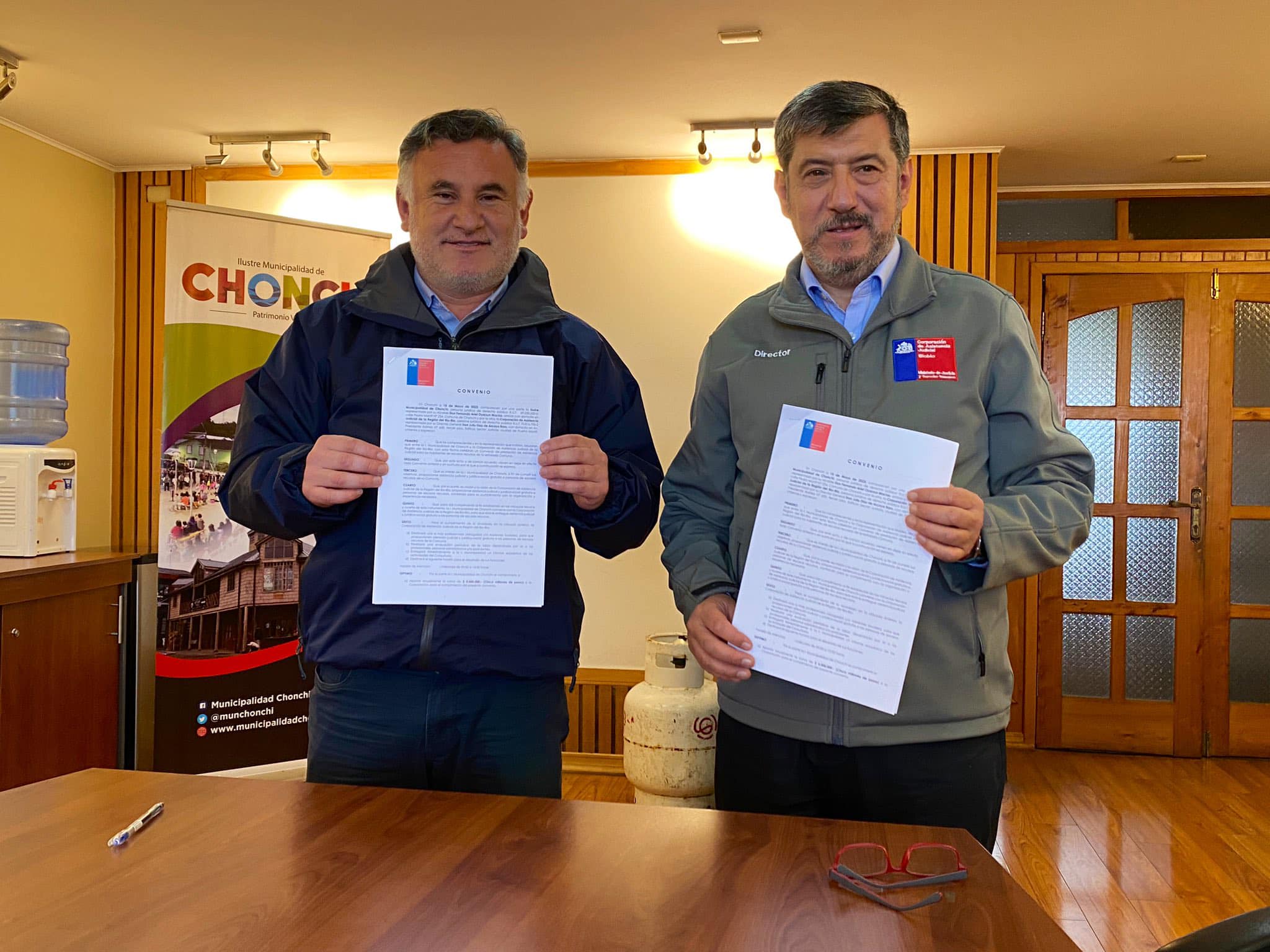 Firman convenio de colaboración para fortalecer el acceso a la justicia en Chonchi