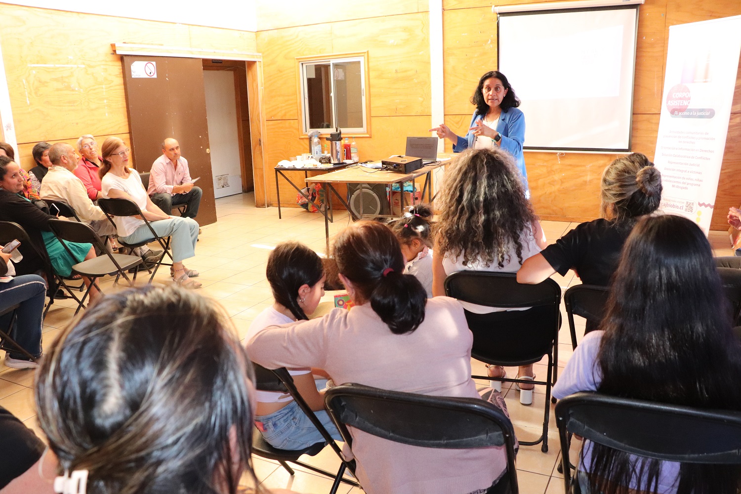 San Pedro de la Paz: Vecinas y vecinos de Boca Sur participan en charla sobre el pago de pensiones de alimentos